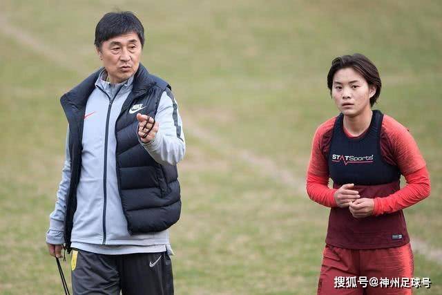 奥莱报：罗梅罗此前韧带受伤的右膝被萨比策撞到，换下后立刻冰敷