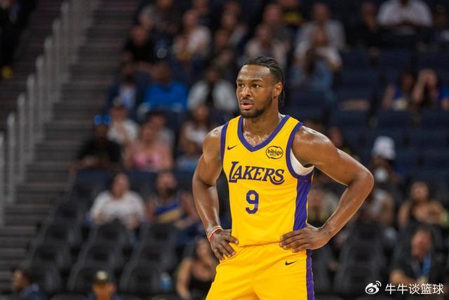 尼克斯主帅迈克·布朗的采访简直语出惊人：“我在NBA混了一辈子，从没见过哪个22岁的年轻人，会像苦行僧一样搞什么宗教静修和闭关训练。无论赛季内外，他的自律程度简直非人类。”不仅如此，“庄神”德拉蒙德也承认文班是全联盟最难对付的对手，没有之一：“我防他简直绝望，身体对抗他就像泥鳅一样，外线防...