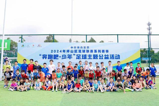 邮报：张伯伦与女友佩里在葡萄牙举办婚礼，两人已相恋10年